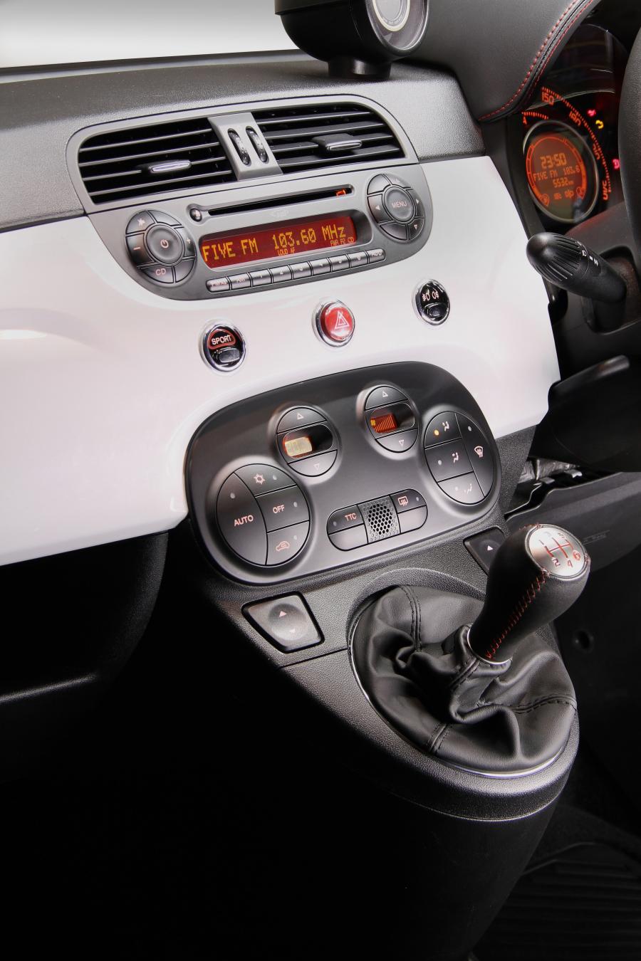 Детали интерьера Abarth 500 esseesse 2012 года  (ZA) (фото 8 из 16)